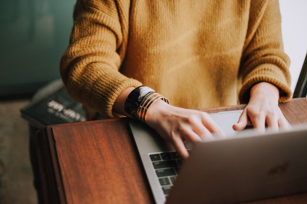 Frau sitzt vor Notebook