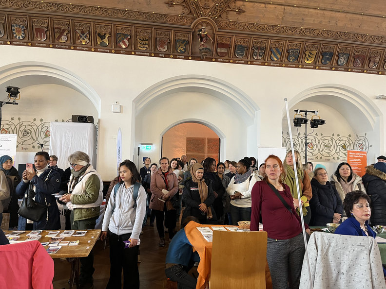 Infoboerse2024_Besucherinnen02.jpg