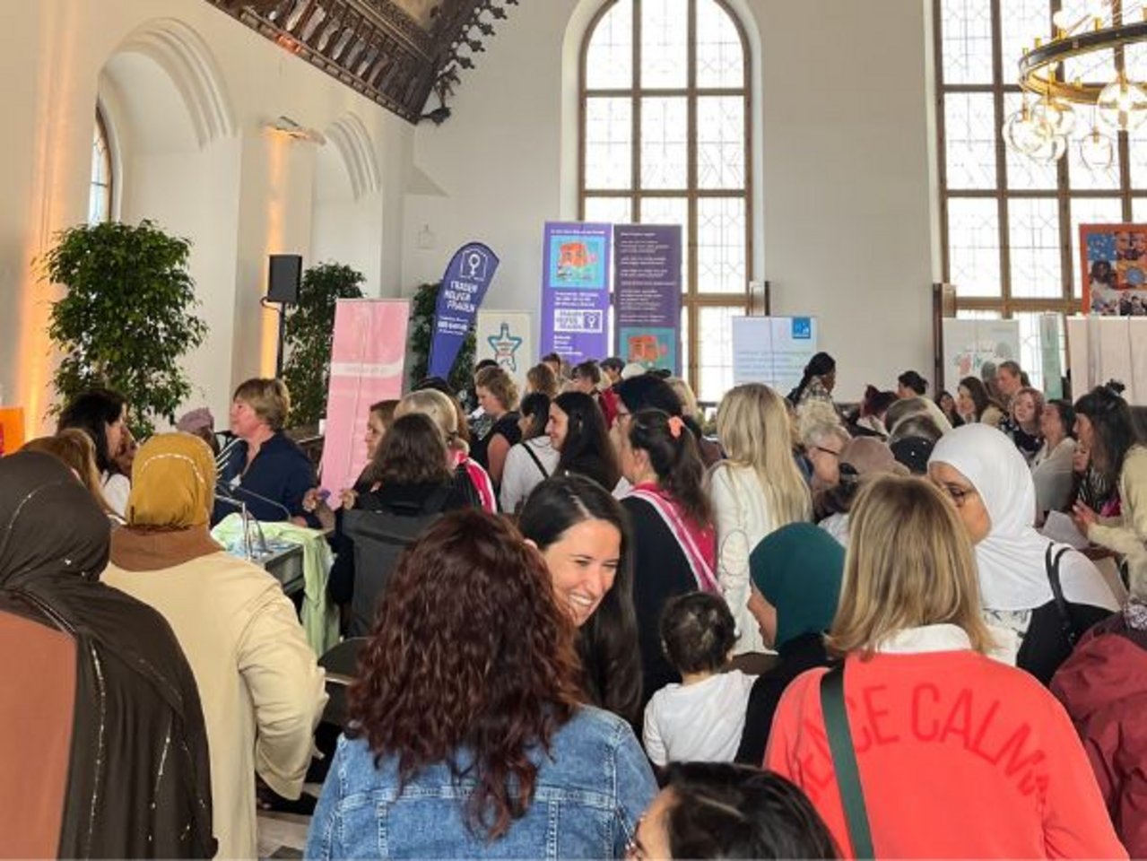 Infoboerse-2025_Besucherinnen_AltesRathaus.jpg