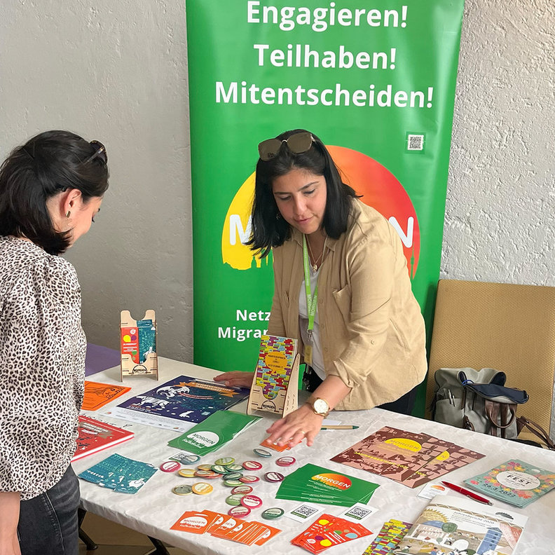  Austellerin + Besucherin der Infobörse | Engagieren! Teilhaben! Mitenscheiden!